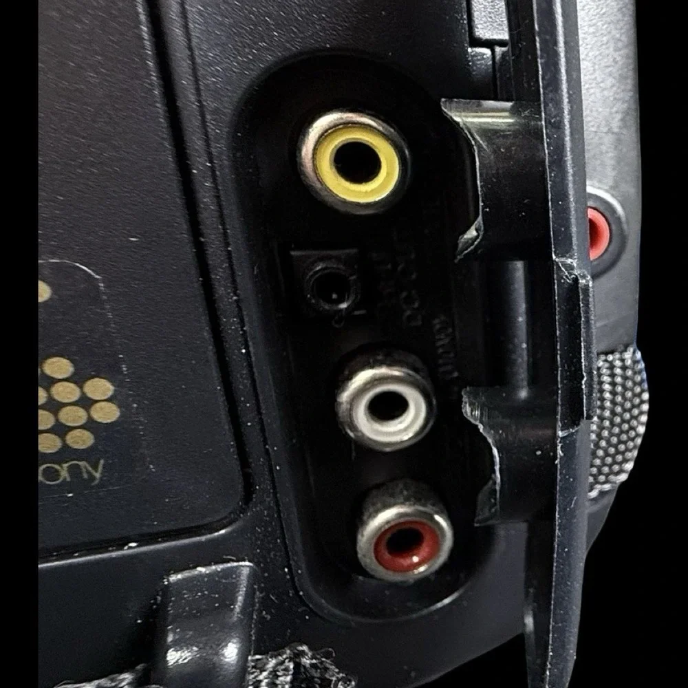 Sony Handycam Video 8 CCD-TR93 NTSC w/ 2 Batteries Cassette No Charger Tested